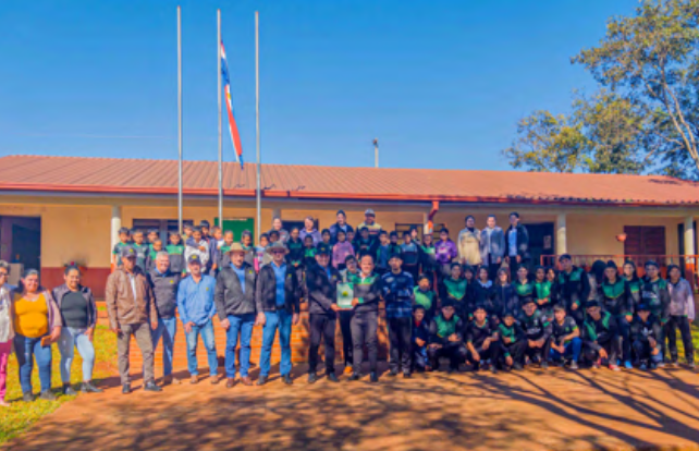 Entrega de un aire acondicionado y un portón metálico a la Escuela y Colegio 1° de marzo