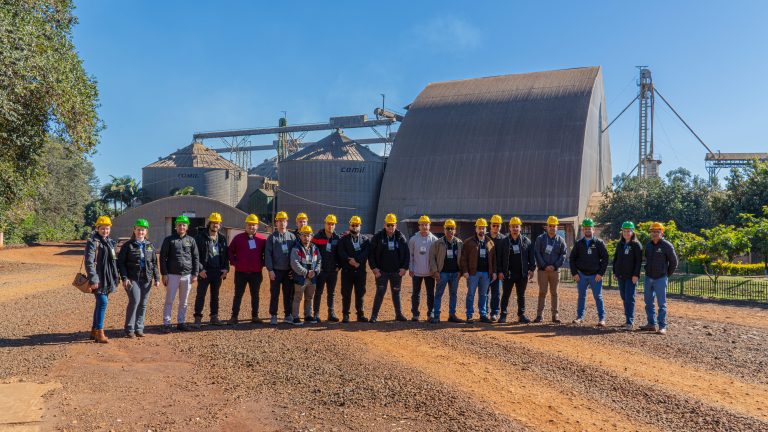 Visita de estudiantes de la carrera de Ingeniería Mecánica de la universidad La Paz de Ciudad del Este